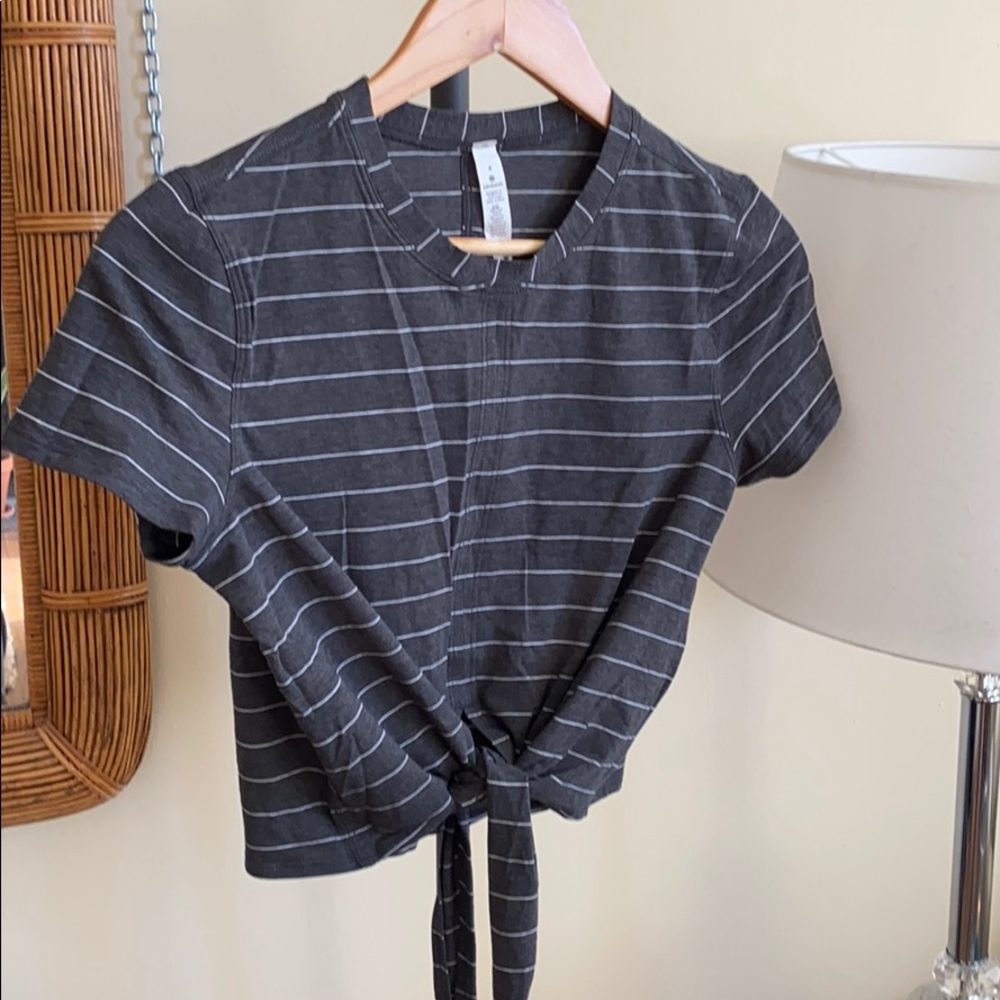 Lululemon Wrap tie Tee size 4, never worn no tags